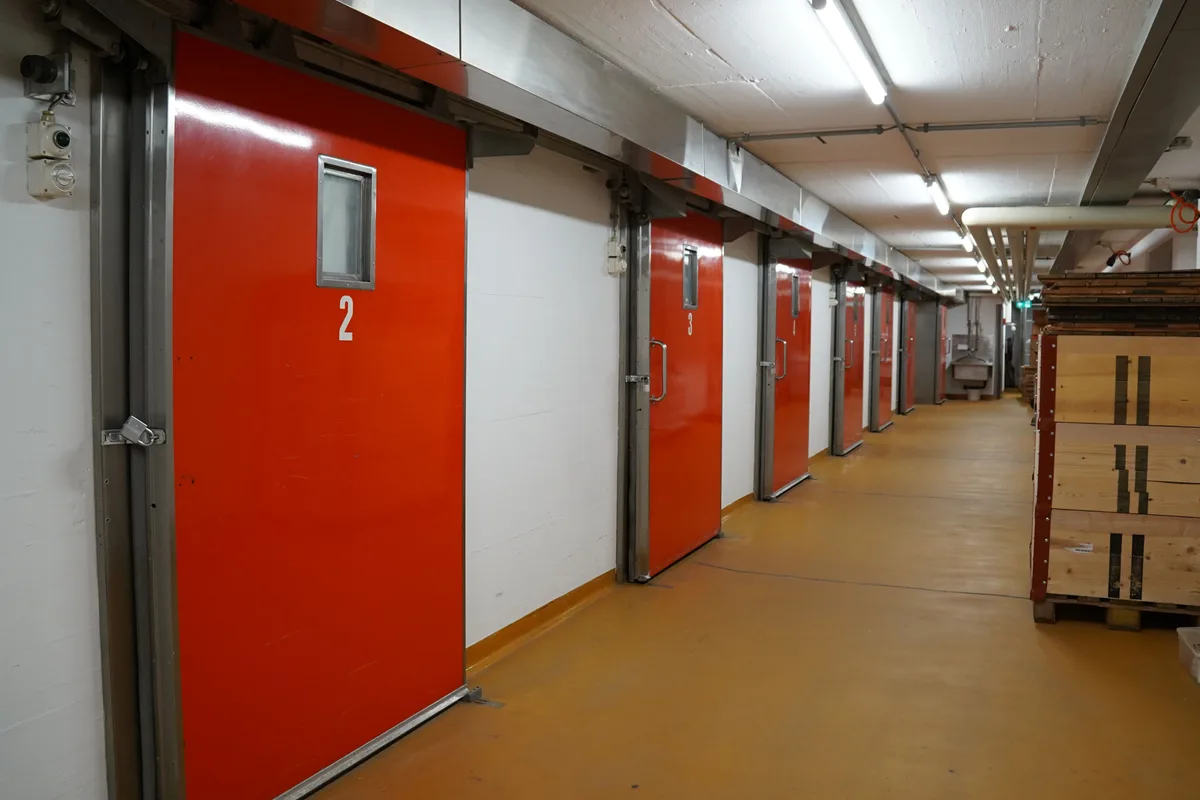 Im Untergeschoss sind die Bedingungen für die Archivalien optimal. Untergeschoss eines Gebäudes.